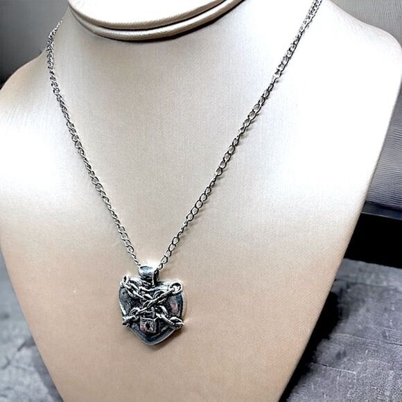 Unisex l Heart-in-Chains l Silver Necklace l New - Picture 1 of 7